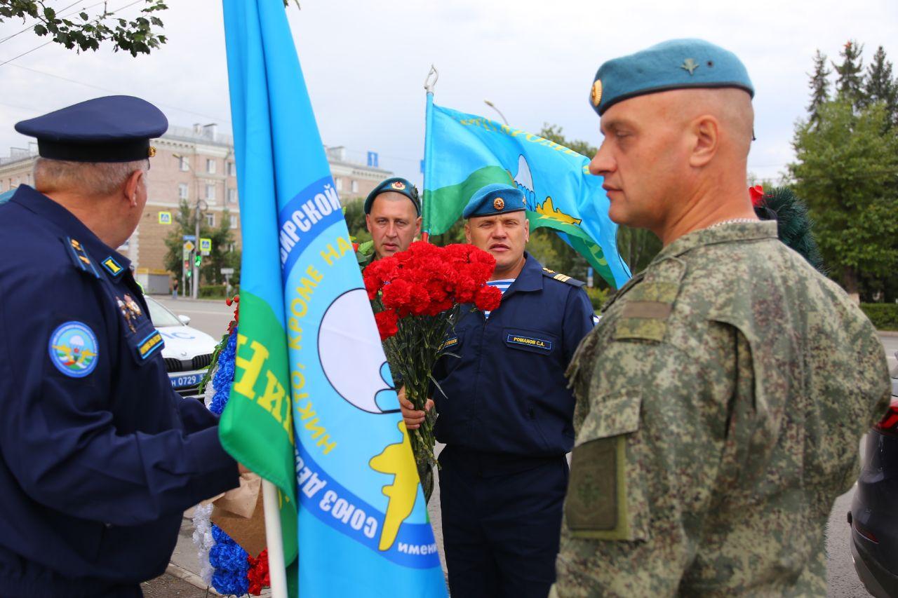 Фото Опубликованы кадры десантников на улицах Новосибирска в день ВДВ 5 - Сиб.ФМ Фото Опубликованы кадры десантников на улицах Новосибирска в день ВДВ 5